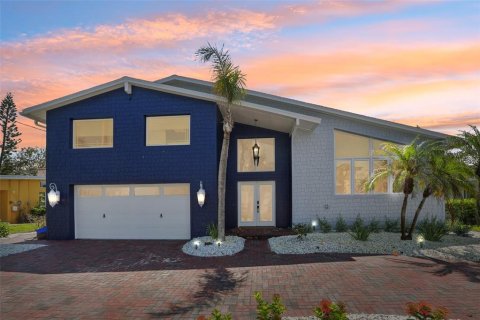 House in Belleair Beach, Florida 3 bedrooms, 261.8 sq.m. № 1749671 - photo 1