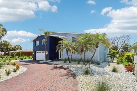 House in Belleair Beach, Florida 3 bedrooms, 261.8 sq.m. № 1749671 - photo 4