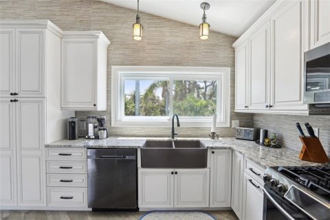 House in Belleair Beach, Florida 3 bedrooms, 261.8 sq.m. № 1749671 - photo 19