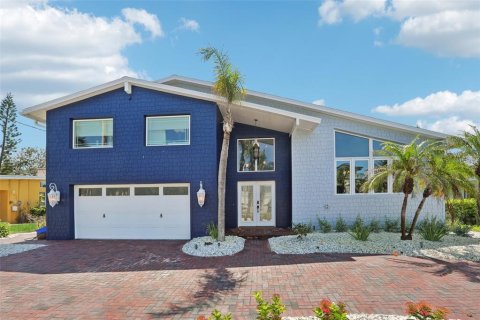 House in Belleair Beach, Florida 3 bedrooms, 261.8 sq.m. № 1749671 - photo 3