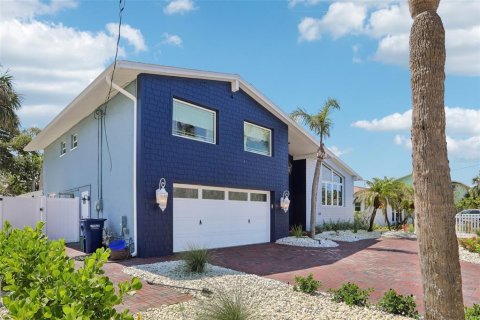 House in Belleair Beach, Florida 3 bedrooms, 261.8 sq.m. № 1749671 - photo 5