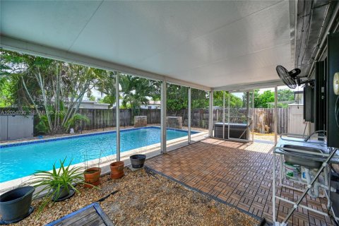 House in North Miami Beach, Florida 3 bedrooms, 117.15 sq.m. № 2190002 - photo 12