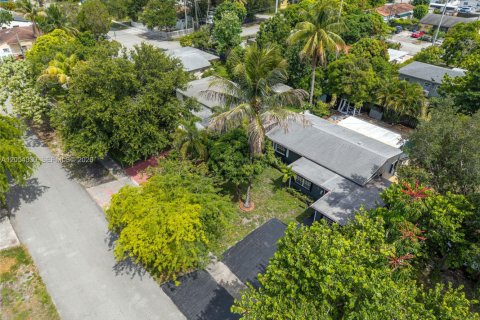 House in North Miami Beach, Florida 3 bedrooms, 117.15 sq.m. № 2190002 - photo 5