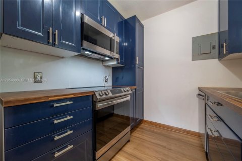 House in North Miami Beach, Florida 3 bedrooms, 117.15 sq.m. № 2190002 - photo 16