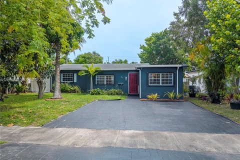 House in North Miami Beach, Florida 3 bedrooms, 117.15 sq.m. № 2190002 - photo 2