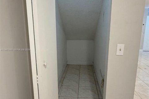 Propiedad comercial en venta en Miami, Florida № 2029699 - foto 12