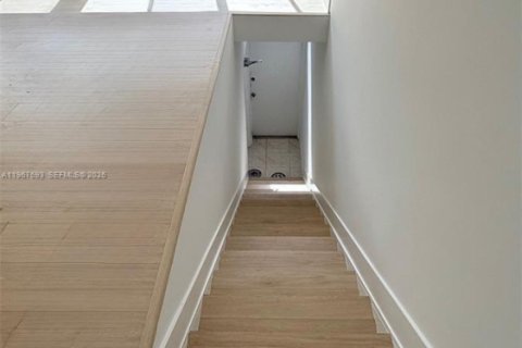 Propiedad comercial en venta en Miami, Florida № 2029699 - foto 7