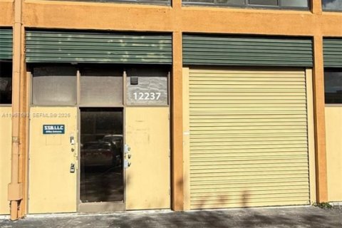 Propiedad comercial en venta en Miami, Florida № 2029699 - foto 3