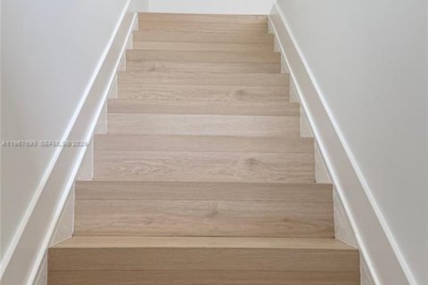 Propiedad comercial en venta en Miami, Florida № 2029699 - foto 5