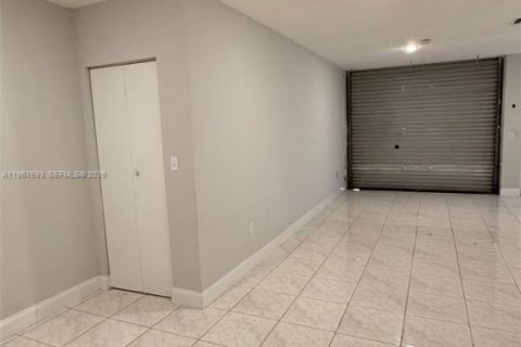 Propiedad comercial en venta en Miami, Florida № 2029699 - foto 16