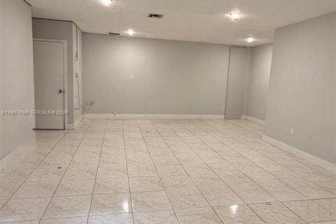 Propiedad comercial en venta en Miami, Florida № 2029699 - foto 10