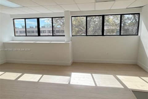 Propiedad comercial en venta en Miami, Florida № 2029699 - foto 6