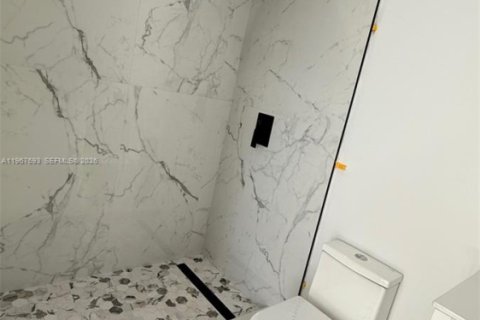 Propiedad comercial en venta en Miami, Florida № 2029699 - foto 9