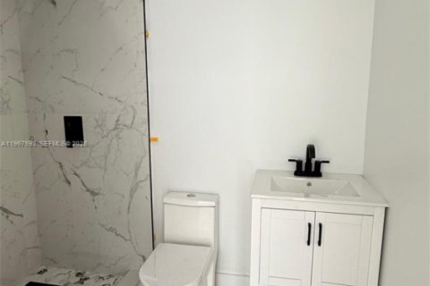 Propiedad comercial en venta en Miami, Florida № 2029699 - foto 8