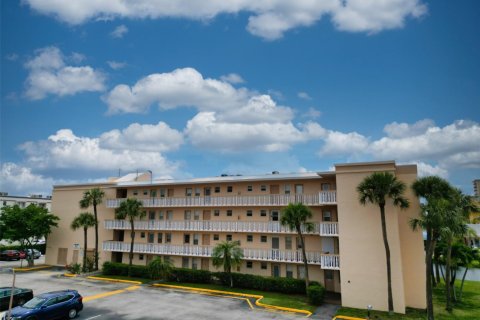 Condominio en alquiler en Dania Beach, Florida, 1 dormitorio, 83.61 m2 № 1231334 - foto 1