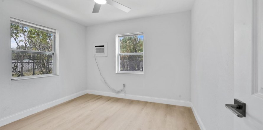 House in Delray Beach, Florida 3 bedrooms, 93.65 sq.m. № 1183042