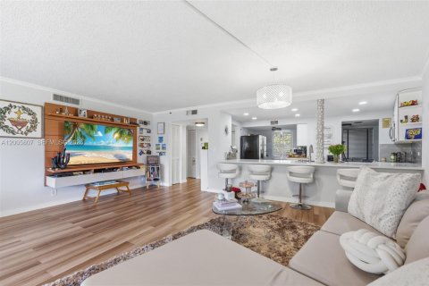 Condo in Pompano Beach, Florida, 2 bedrooms № 2243988