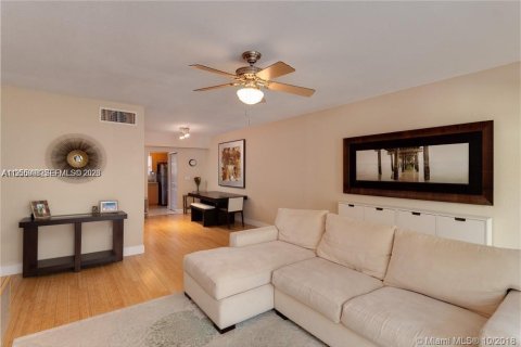Condominio en alquiler en Bay Harbor Islands, Florida, 2 dormitorios, 98.94 m2 № 2054375 - foto 2