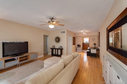 Condominio en Bay Harbor Islands, Florida, 2 dormitorios  № 2054375