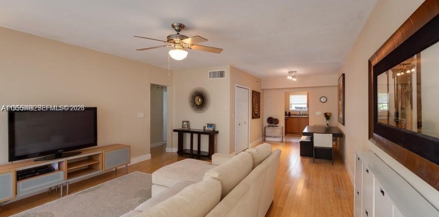 Condominio en Bay Harbor Islands, Florida, 2 dormitorios  № 2054375