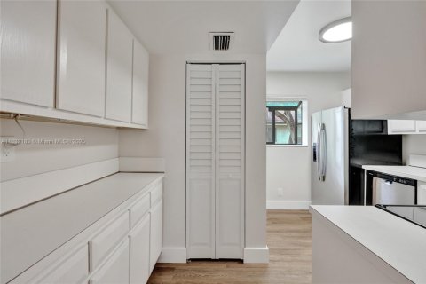 Condo in Pompano Beach, Florida, 1 bedroom  № 1814711 - photo 10