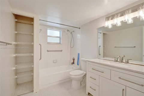 Condo in Pompano Beach, Florida, 1 bedroom  № 1814711 - photo 15