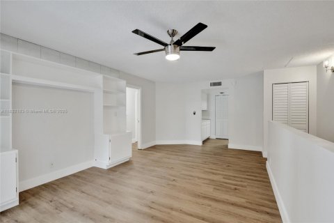 Condo in Pompano Beach, Florida, 1 bedroom  № 1814711 - photo 7