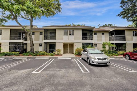 Condo in Pompano Beach, Florida, 1 bedroom  № 1814711 - photo 1