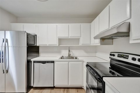 Condo in Pompano Beach, Florida, 1 bedroom  № 1814711 - photo 11