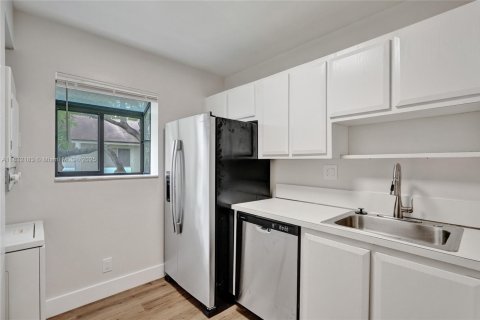 Condo in Pompano Beach, Florida, 1 bedroom  № 1814711 - photo 12