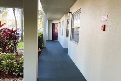 Copropriété à vendre à Pembroke Pines, Floride: 2 chambres, 111.11 m2 № 2085920 - photo 4