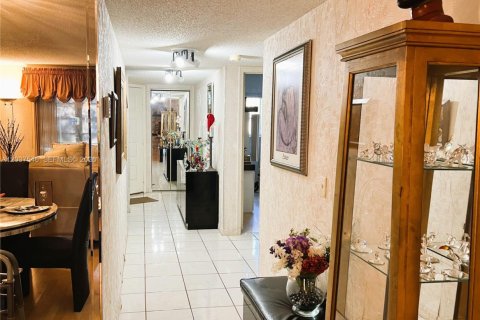 Copropriété à vendre à Pembroke Pines, Floride: 2 chambres, 111.11 m2 № 2085920 - photo 23
