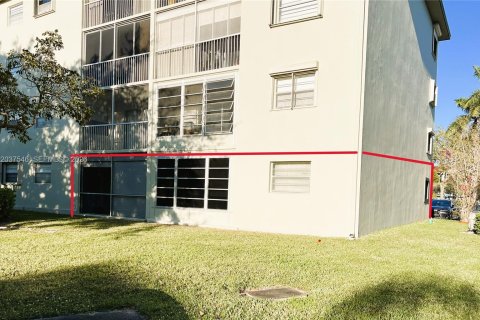 Copropriété à vendre à Pembroke Pines, Floride: 2 chambres, 111.11 m2 № 2085920 - photo 25