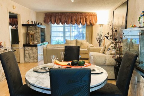 Copropriété à vendre à Pembroke Pines, Floride: 2 chambres, 111.11 m2 № 2085920 - photo 7