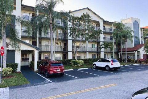 Copropriété à vendre à Pembroke Pines, Floride: 2 chambres, 111.11 m2 № 2085920 - photo 2