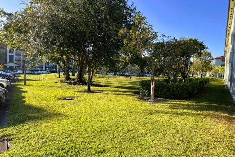 Copropriété à vendre à Pembroke Pines, Floride: 2 chambres, 111.11 m2 № 2085920 - photo 24