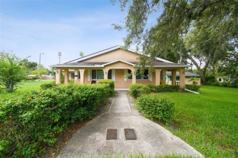 Commercial property in New Port Richey, Florida 12 bedrooms, 355.35 sq.m. № 1805016 - photo 1