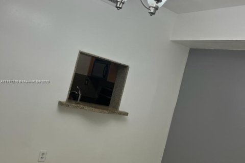 Apartamento en alquiler en Miami, Florida, 2 dormitorios, 83.43 m2 № 1895280 - foto 2