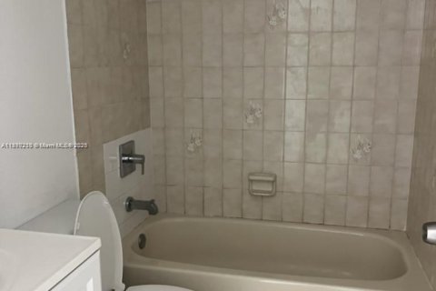 Apartamento en alquiler en Miami, Florida, 2 dormitorios, 83.43 m2 № 1895280 - foto 5