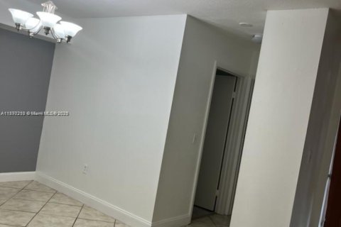 Apartamento en alquiler en Miami, Florida, 2 dormitorios, 83.43 m2 № 1895280 - foto 1