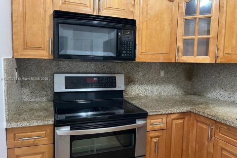 Apartamento en alquiler en Miami, Florida, 2 dormitorios, 83.43 m2 № 1895280 - foto 3