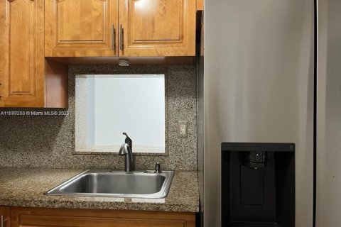 Apartamento en alquiler en Miami, Florida, 2 dormitorios, 83.43 m2 № 1895280 - foto 4