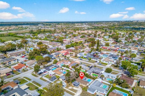 House in Davie, Florida 3 bedrooms, 93.65 sq.m. № 2043290 - photo 8