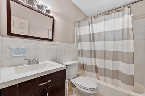 House in Davie, Florida 3 bedrooms, 93.65 sq.m. № 2043290 - photo 13