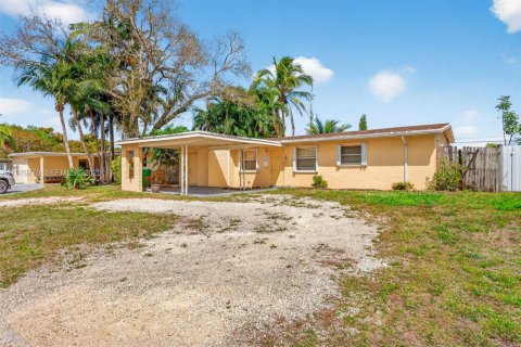House in Davie, Florida 3 bedrooms, 93.65 sq.m. № 2043290