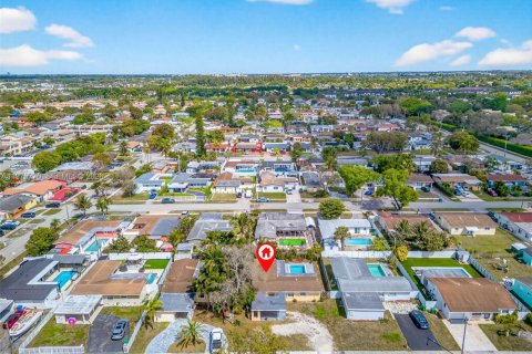 House in Davie, Florida 3 bedrooms, 93.65 sq.m. № 2043290 - photo 7