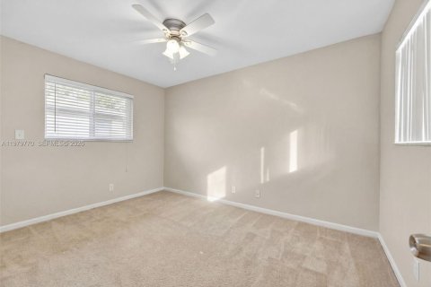 House in Davie, Florida 3 bedrooms, 93.65 sq.m. № 2043290 - photo 10