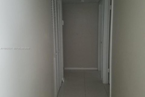 Copropriété à louer à Miami, Floride: 2 chambres, 72.84 m2 № 1999983 - photo 3