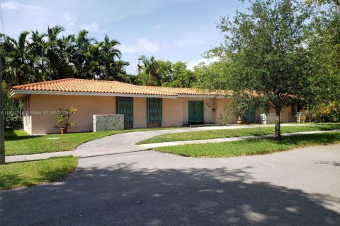 House in Coral Gables, Florida 3 bedrooms, 129.6 sq.m. № 1756782 - photo 2