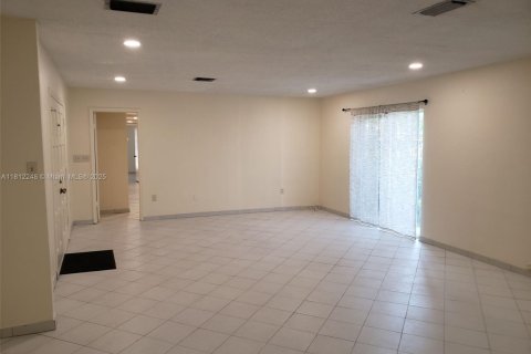 House in Coral Gables, Florida 3 bedrooms, 129.6 sq.m. № 1756782 - photo 5